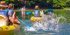 Organisez une sortie inoubliable de groupe en canoë kayak dans les Gorges du Tarn avec Canoë 2000 !
