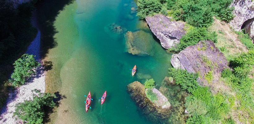 Descente en canoë-kayak dans les Gorges du Tarn entre amis dans l'Aveyron - Canoë 2000