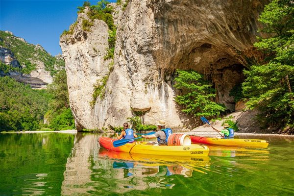 Canoeing on the water of the Tarn Gorges